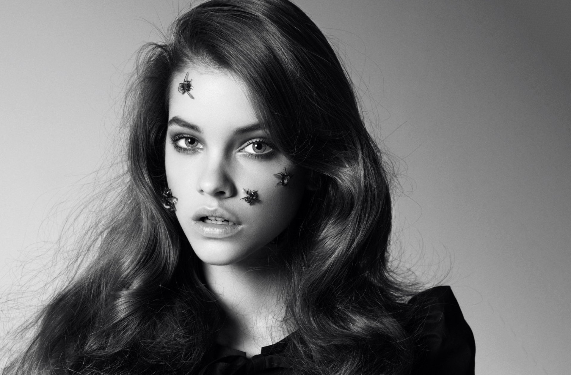 palvin barbara palvin modell victoria secret angel braunhaarige mädchen haare lange gesicht blick insekten schwarz und weiß