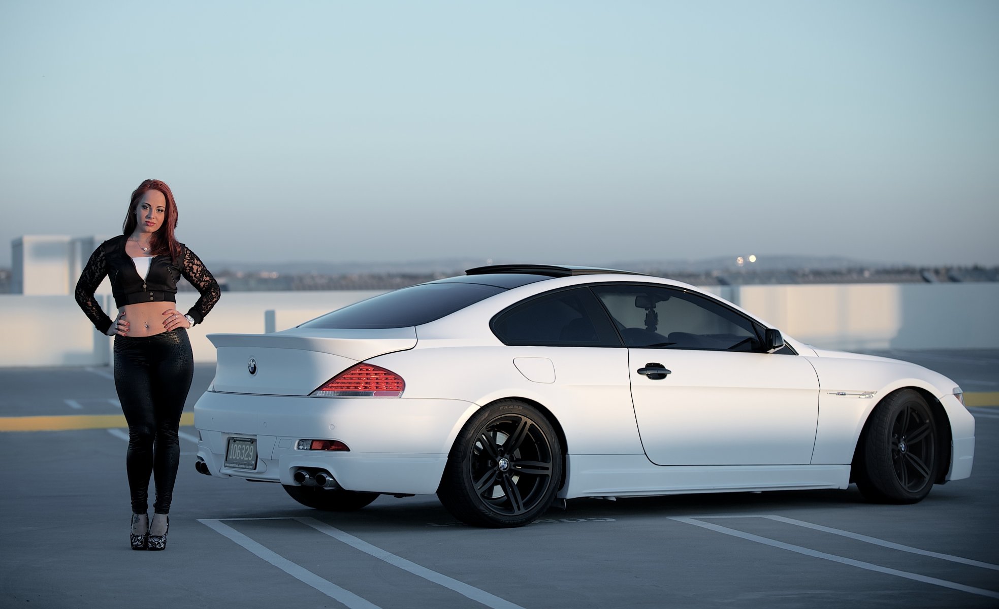 bmw m6 e63 schwarze räder mädchen bmw weiß felgen parkplatz dach himmel