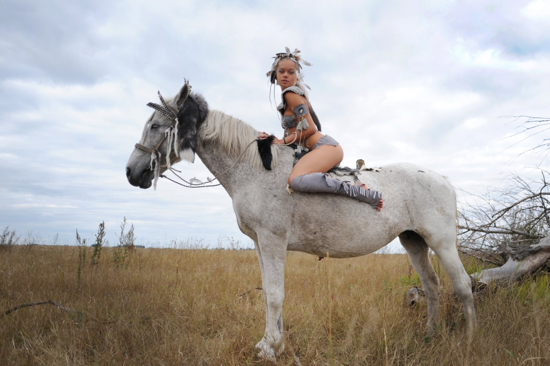 fille femme belle beauté beauté sexy équitation assis assis cavalier chasseuse cheval chevaux étalon cheval chevaux ciel champ nature