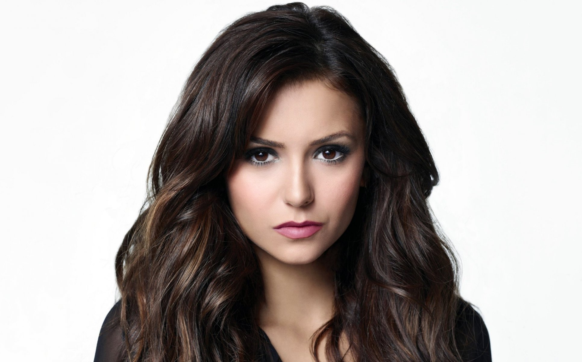 nina dobrev actrice fille brunette visage maquillage cheveux série télévisée vampire diaries saison 5 elena gilbert catherine pierce