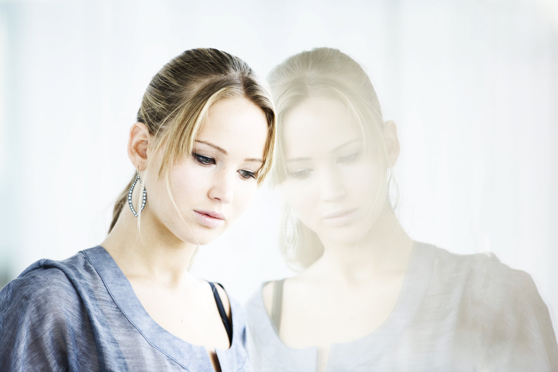 jennifer lawrence blonde actrice fille vue tristesse réflexion hunger games