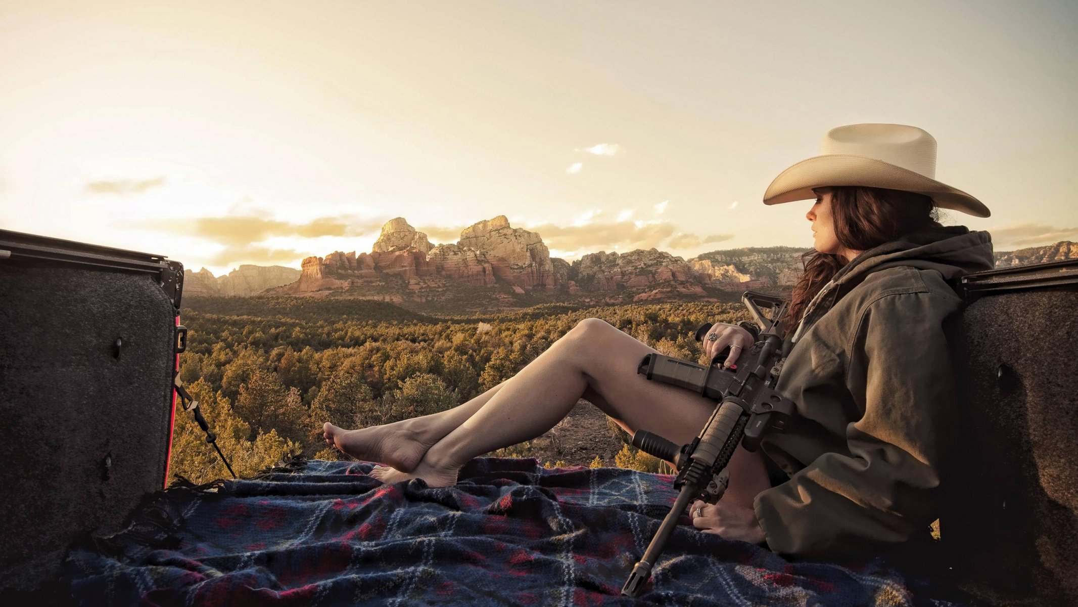 chica morena ametralladora rifle de asalto piernas sombrero camioneta montañas naturaleza