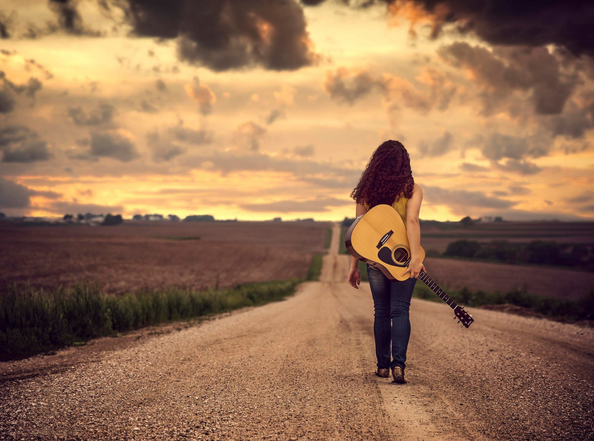 ragazza chitarra strada spazio percorso