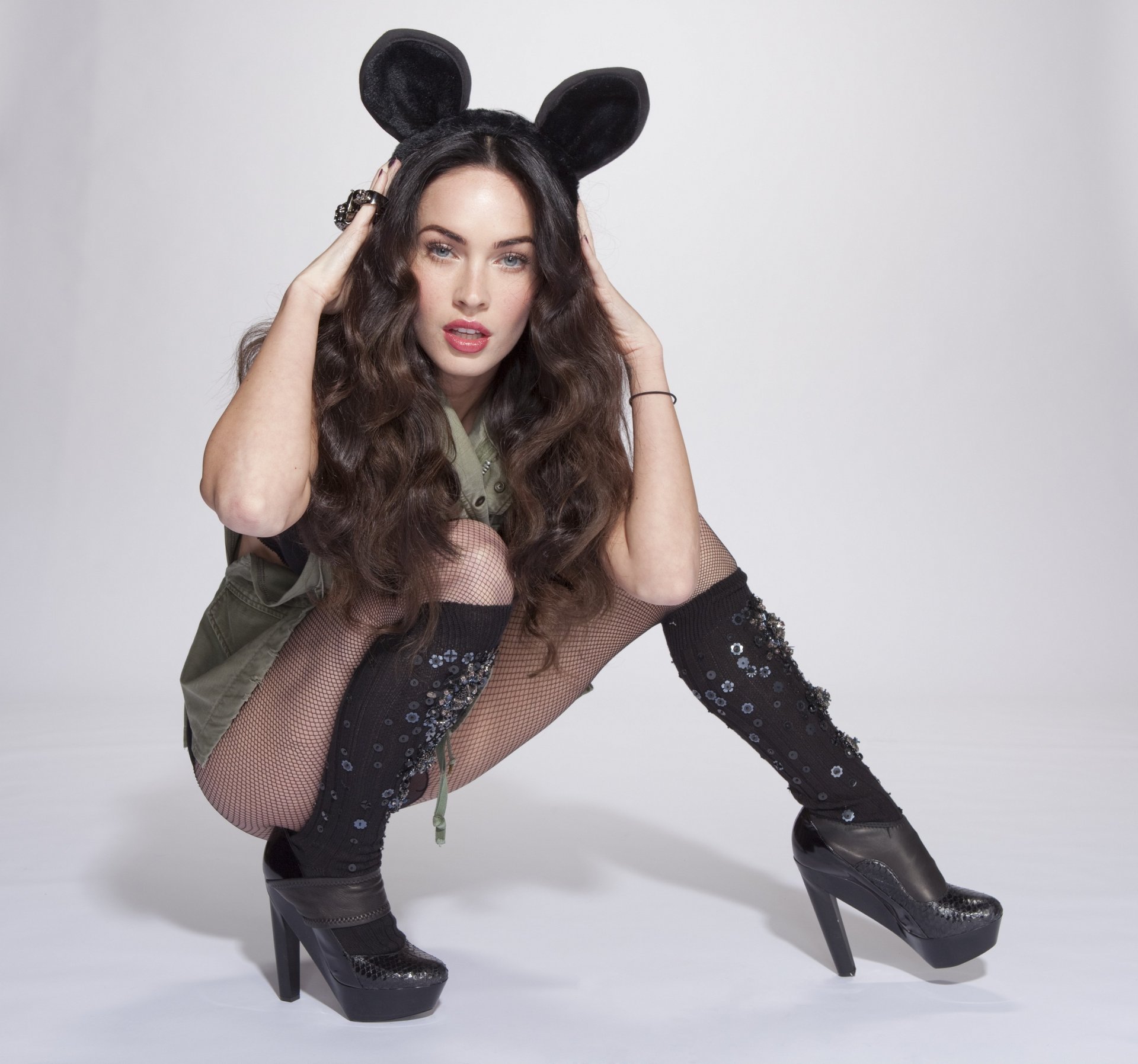 megan fox ragazza celebrità attrice posa orecchie