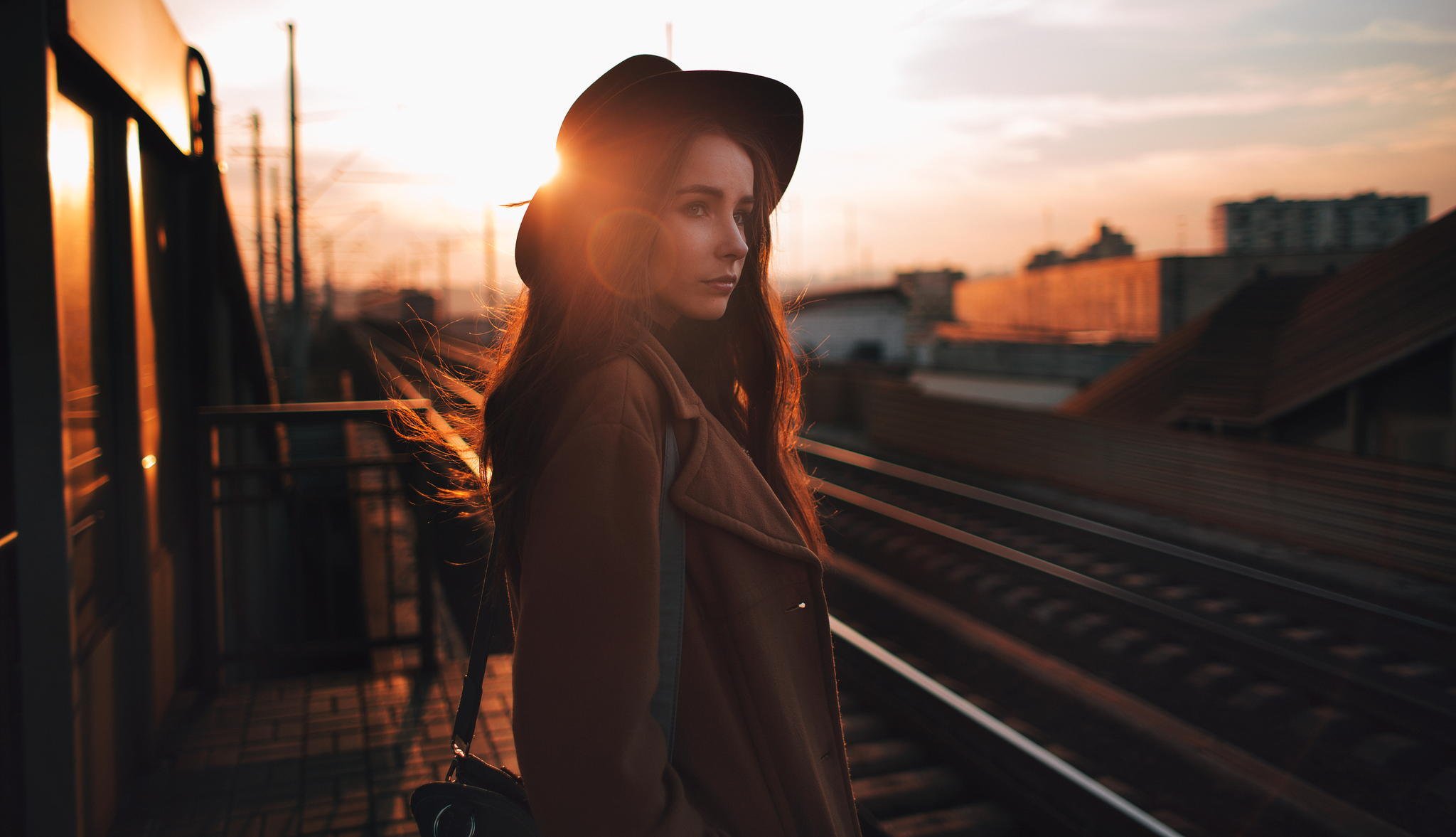 sol retrato sombrero estación de tren