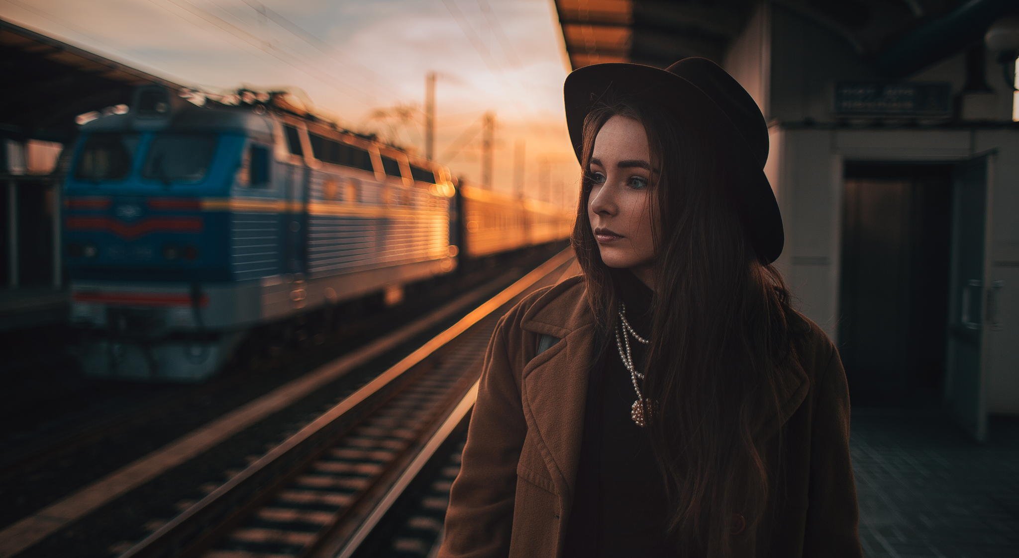 estación tren retrato sombrero