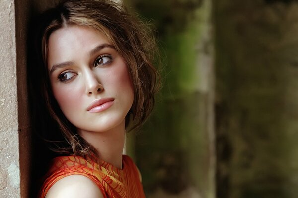 Keira Knightley marzycielsko patrzy w dal