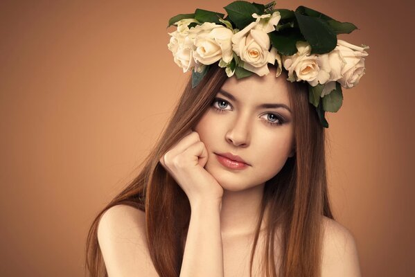 Corona de rosas en una chica joven