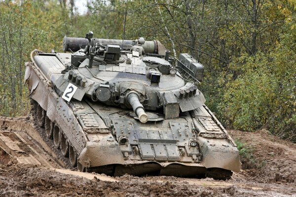 Военный танк на полигоне в россии