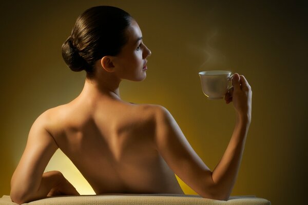 Chica con una taza de café