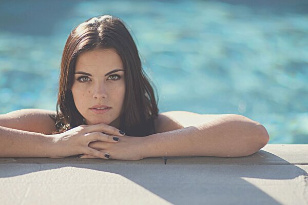 Photo dans la piscine de l actrice Jamie Alexander