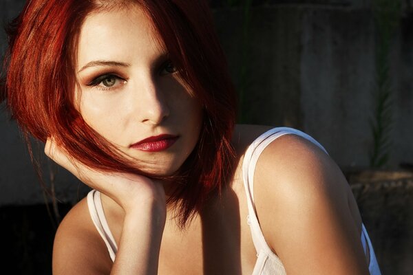 Belle aux yeux verts Rousse fille