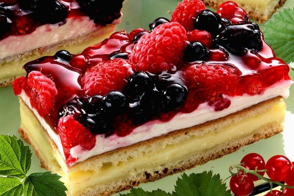 Schöner Kuchen mit Himbeeren und Johannisbeeren