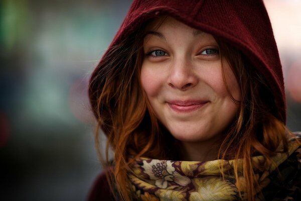 Fille à capuche avec un sourire