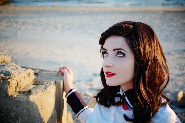 Portrait d une belle fille sur la plage