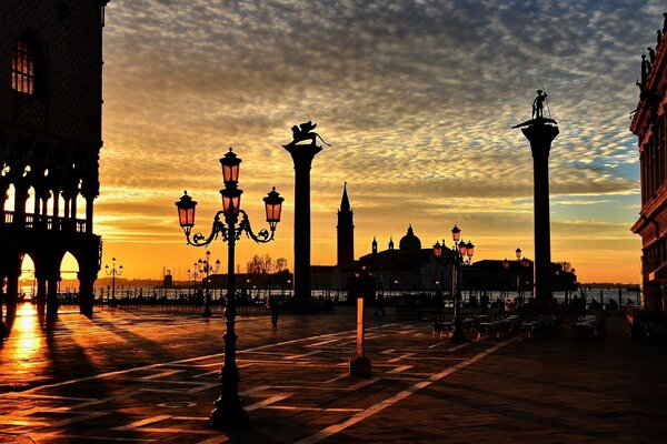 Paseo marítimo italiano con linternas en el fondo del cielo al atardecer