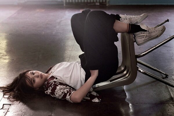 Chloe Grace Moretz fell on a chair