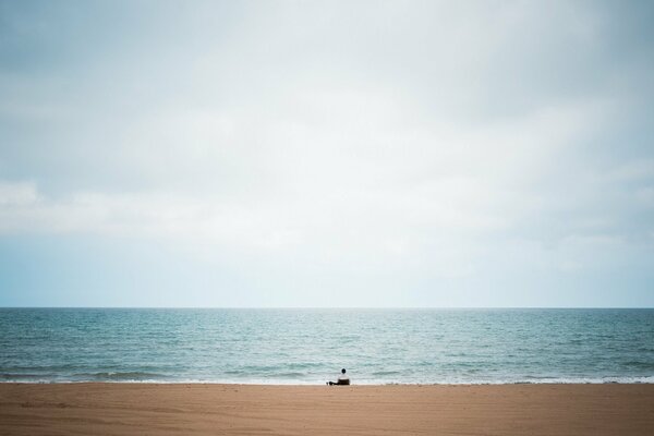 Einsamkeit am Sandstrand am Meer