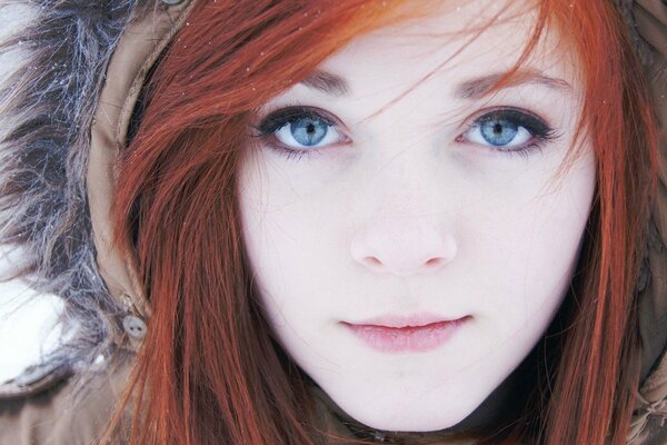 Rousse fille aux yeux bleus dans le capot