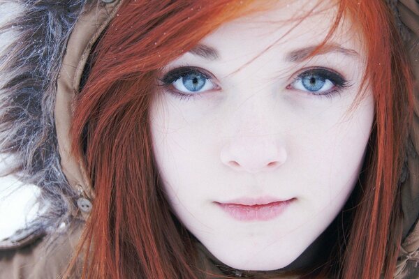 Redhead ragazza con gli occhi azzurri incappucciati