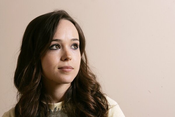 L attrice Ellen Page distoglie lo sguardo