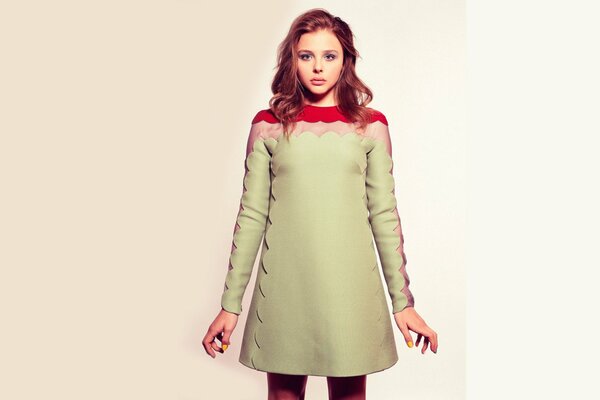 Chloe Moretz sesja zdjęciowa do albumu w kolorowej sukience