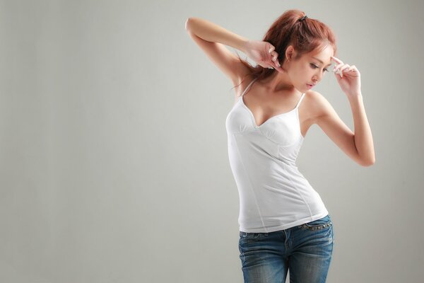 Rousse fille en t-shirt et jeans