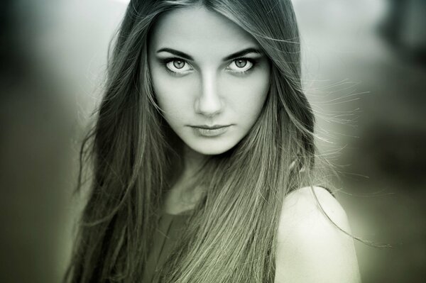 Retrato en blanco y negro de una niña