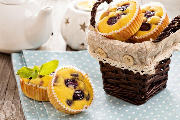 Frische Muffins in einem Vintage-Korb