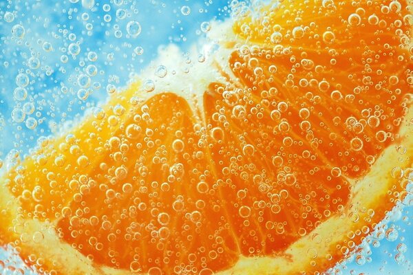 Una rodaja de naranja soleada en burbujas