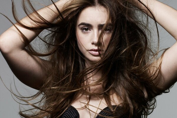 Lily Collins posiert vor der Kamera