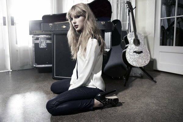 Photo d une fille en chemise avec une guitare