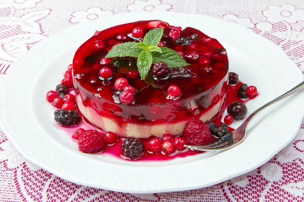 Gelée de gâteau aux mûres et aux framboises