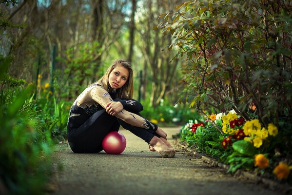 Foto di una ginnasta ritmica con una palla in giardino