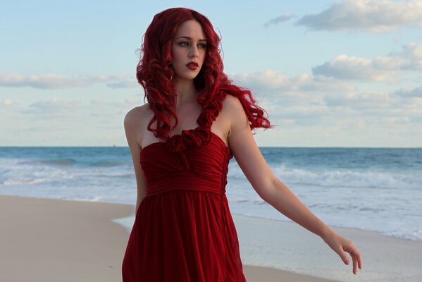 Fille aux cheveux rouges sur fond de mer