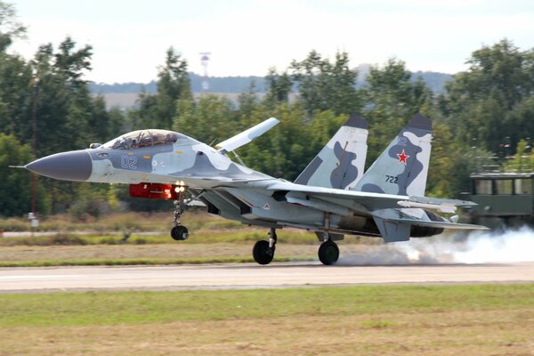 Decollo del caccia multiuso su-30 dell aeronautica russa