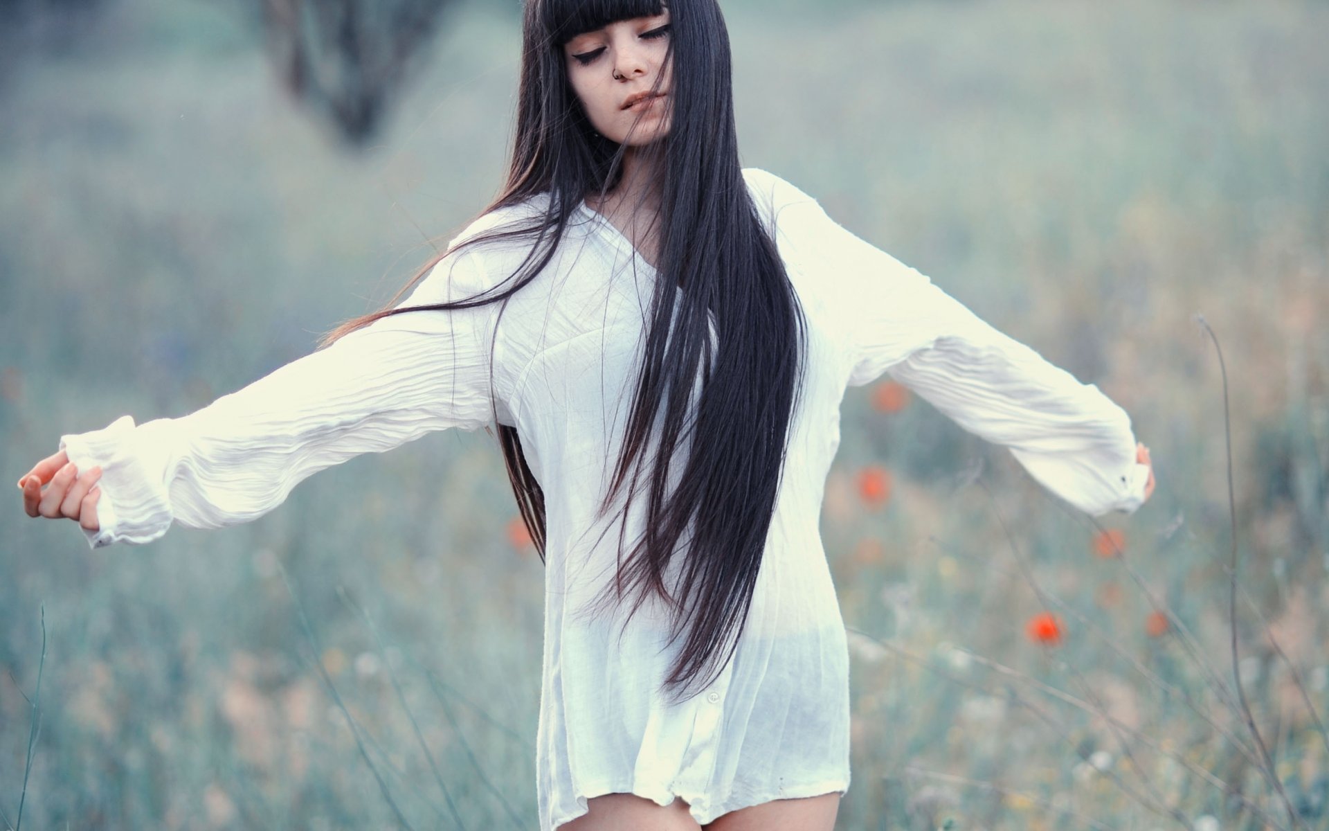 mädchen brünette lange haare kleid wiese feld hintergrund