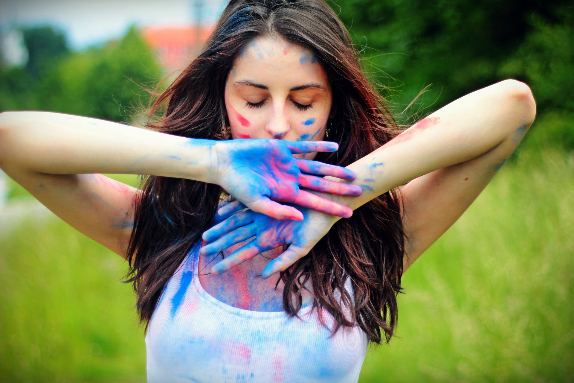 girl paint hand