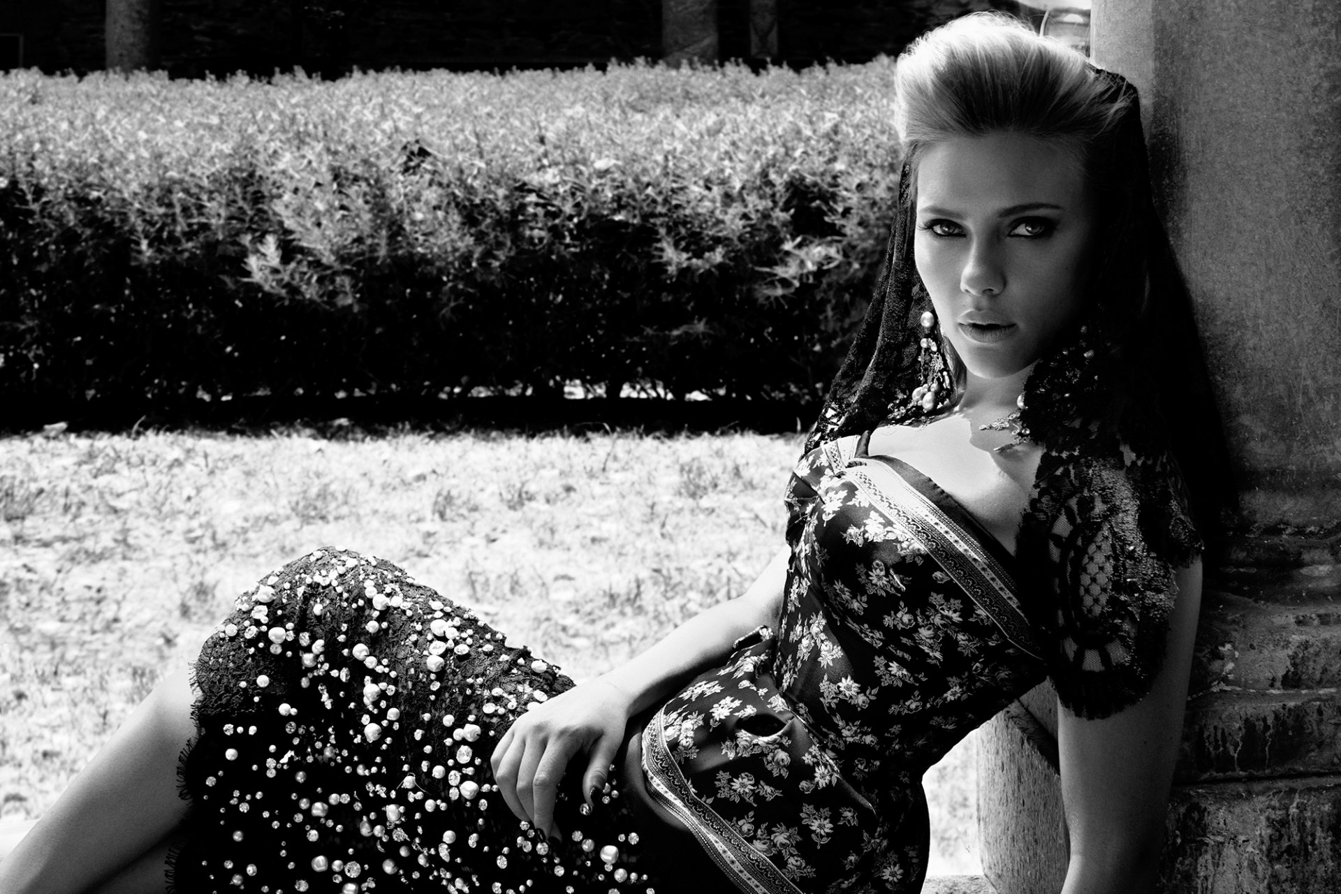 scarlett johansson chica actriz rubia vestido blanco y negro