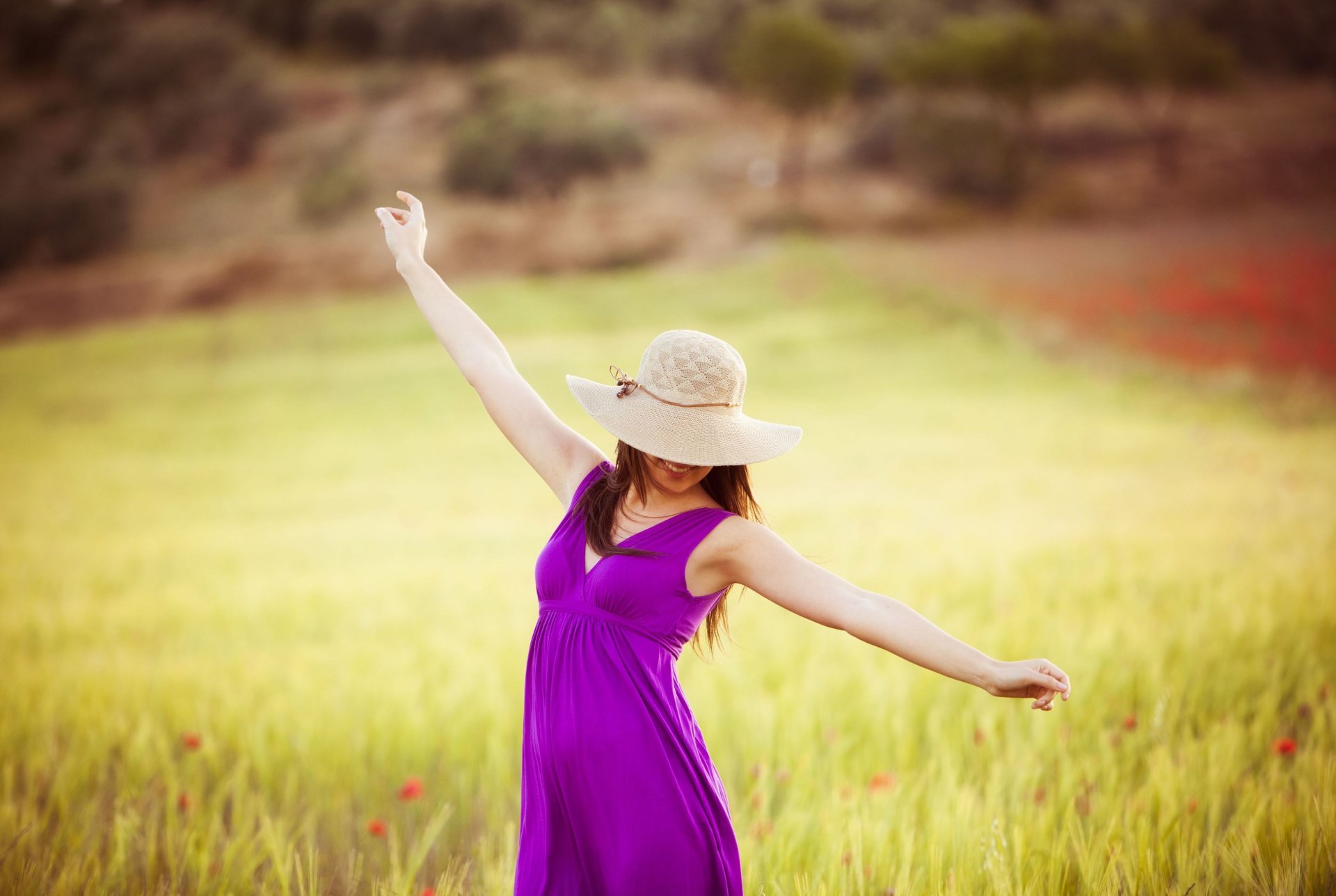 stati d animo ragazza bruna donna mani vestito viola cappello sorriso gioia felicità positivo libertà relax campo fiori fiori alberi albero fogliame foglie sfocatura sfondo carta da parati widescreen schermo intero widescreen