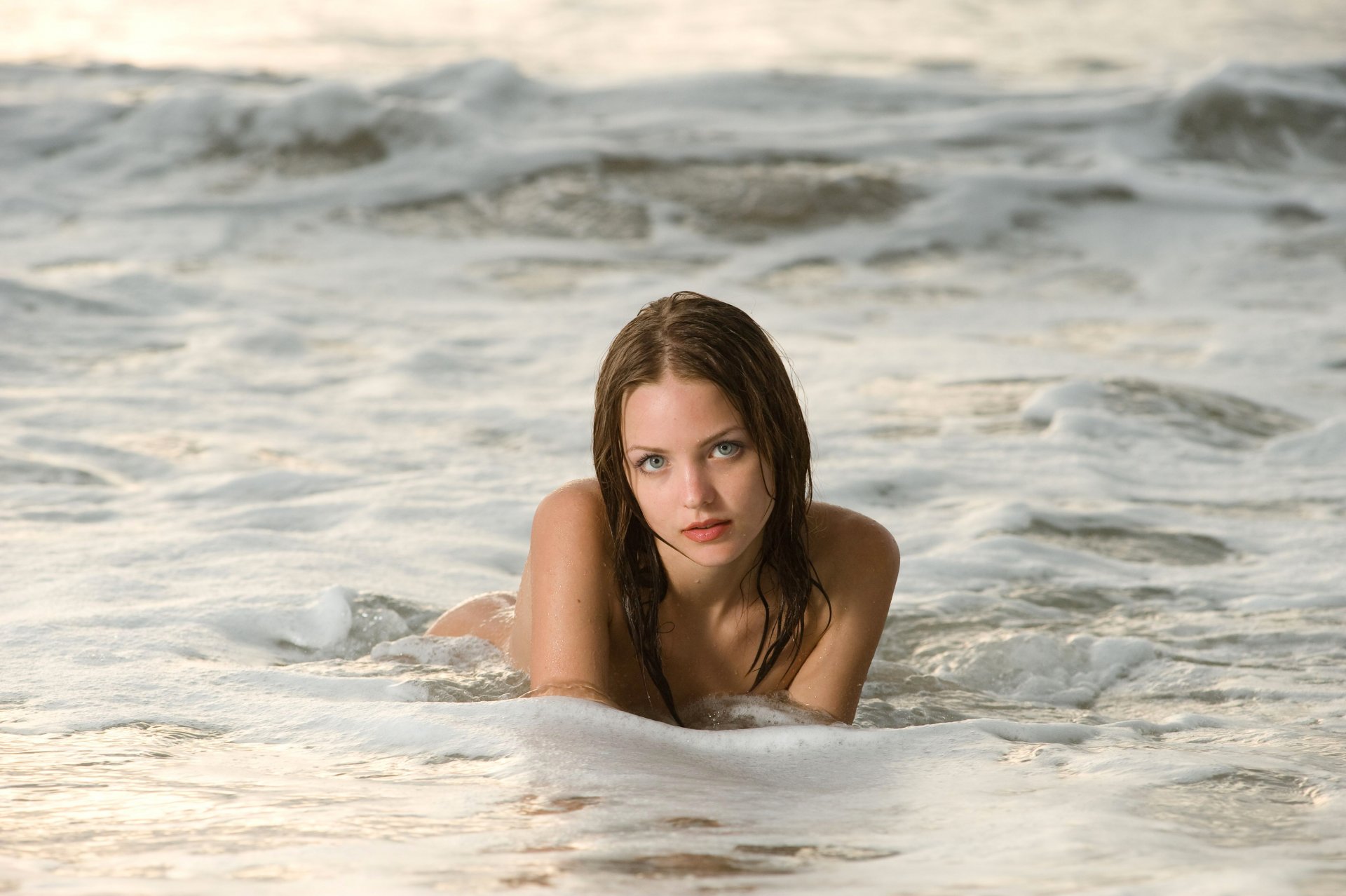 emily mädchen braunhaarige grauäugige blick meer wasser schaum