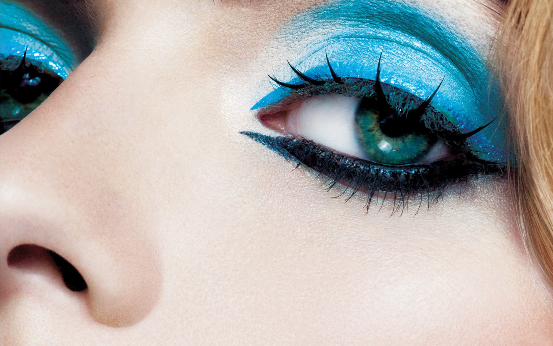 maquillage pour les yeux couleurs vives bleu noir