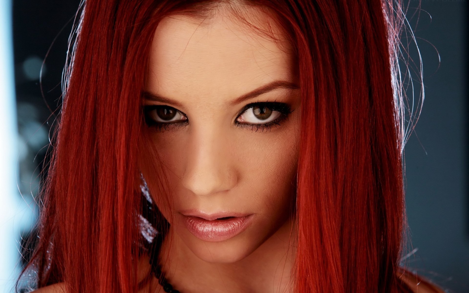 viso rosso capelli sguardo ariel