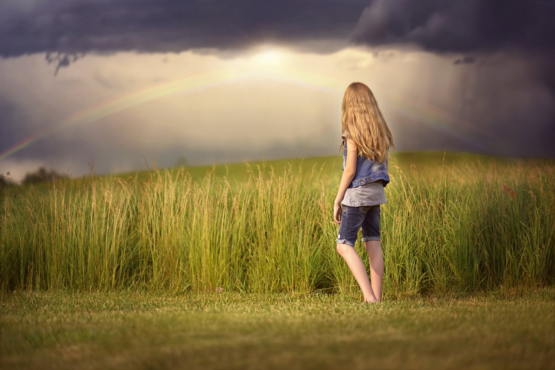 ragazza arcobaleno nuvole campo