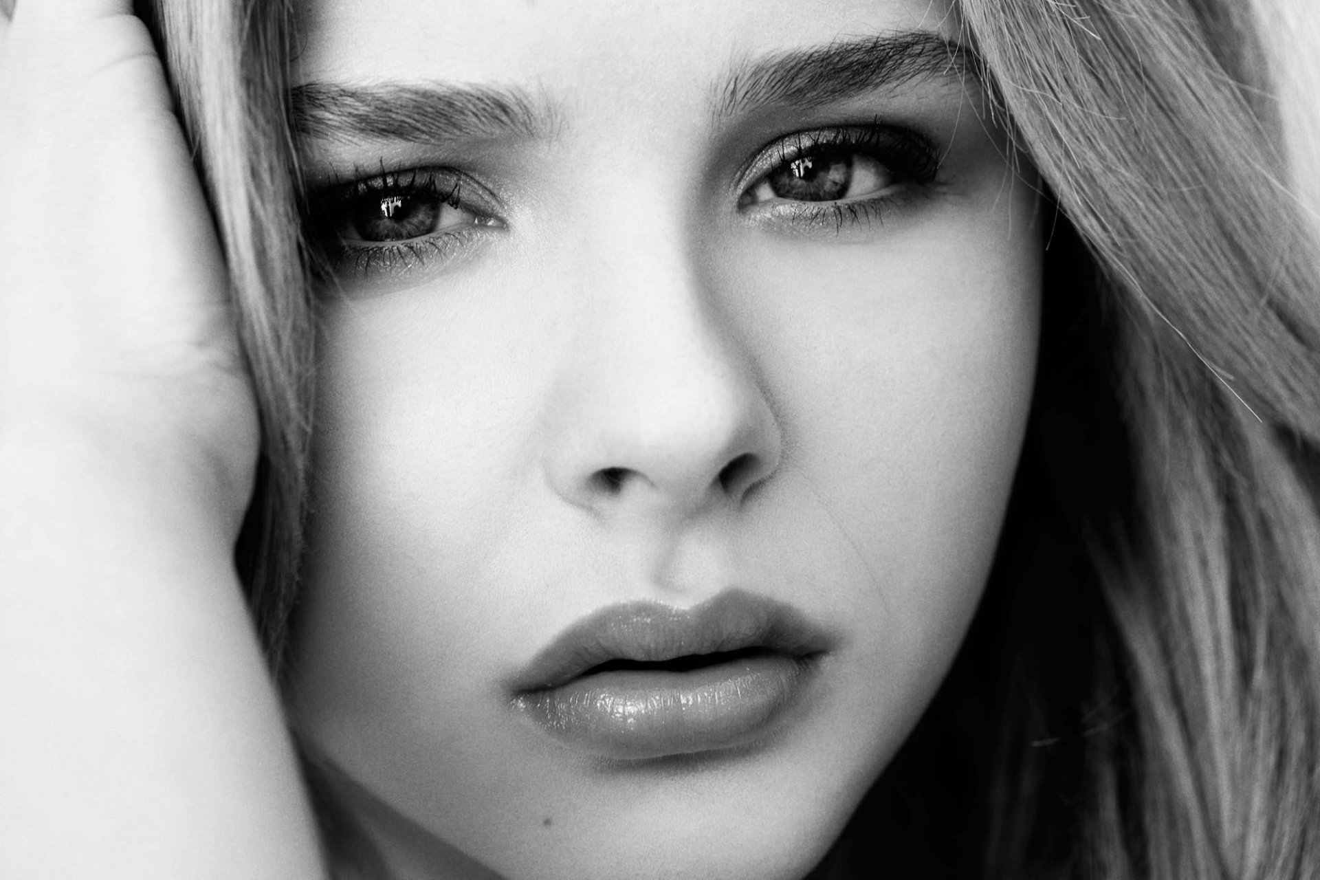 chloe moretz girl actress b / w photo wallpaper