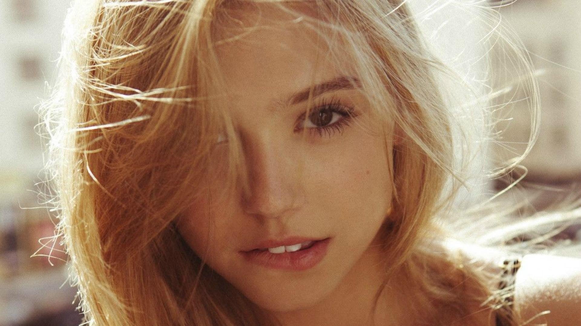 alexis ren belle fille blond regard savon coquetterie