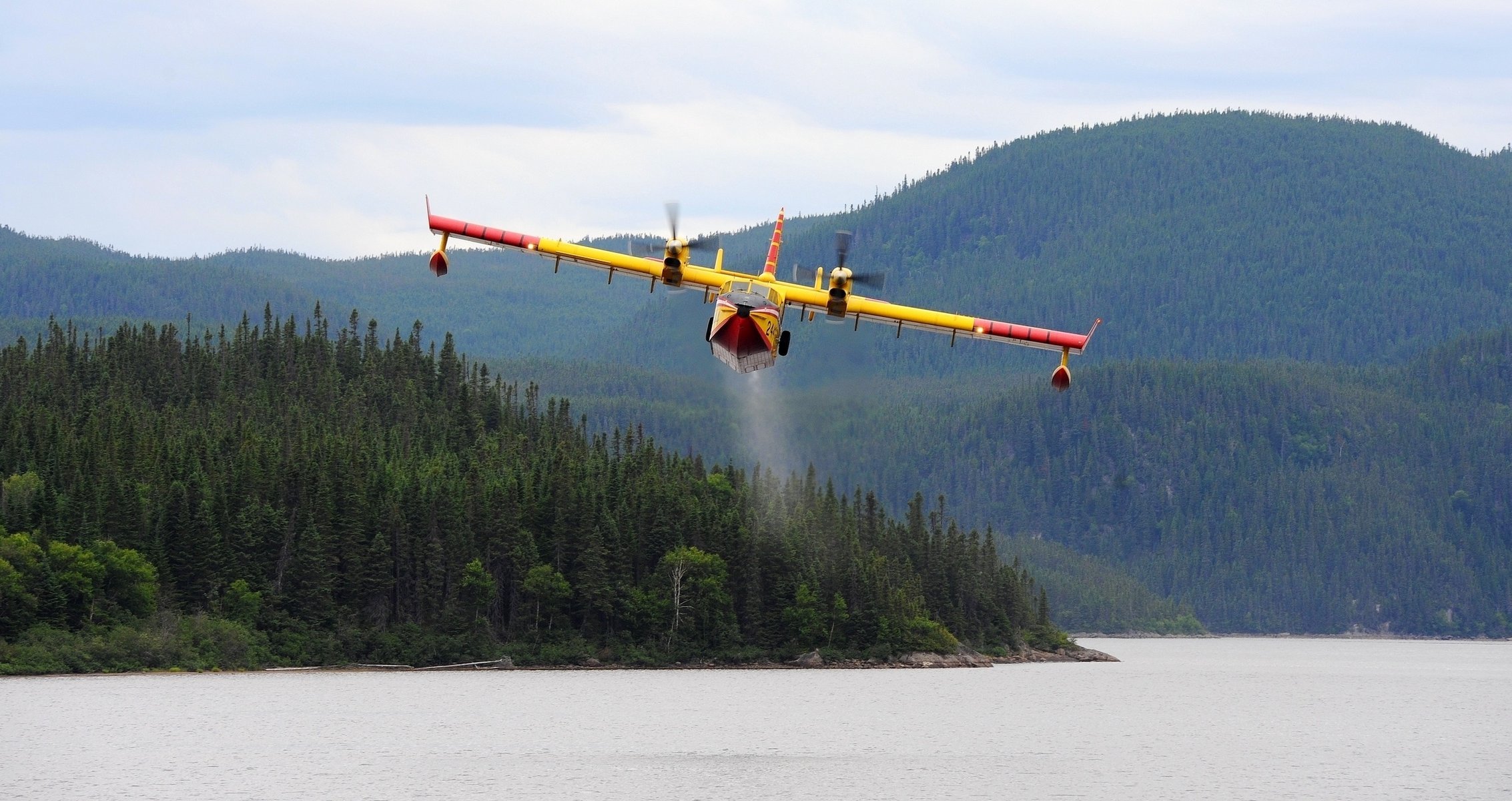 himmel amphibienflugzeug cl-415 bäume wald hügel fluss