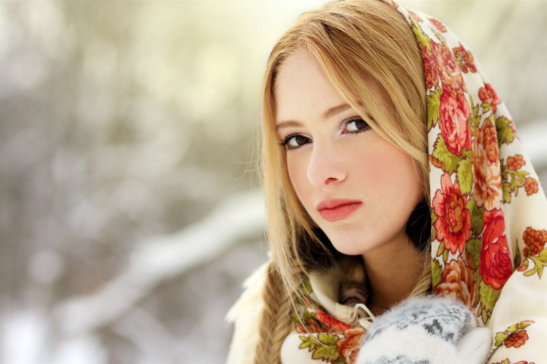 blond visage regard foulard