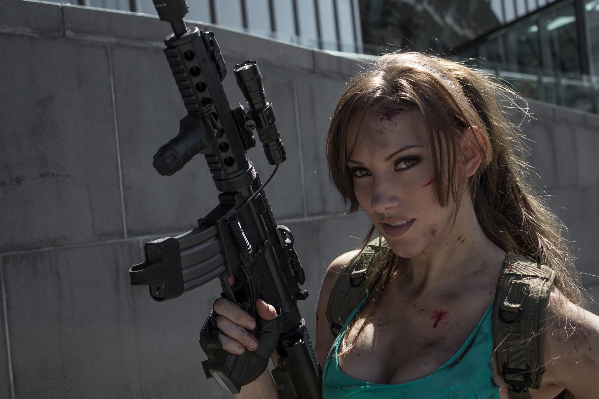 cosplay lara croft ragazza armi sangue automa