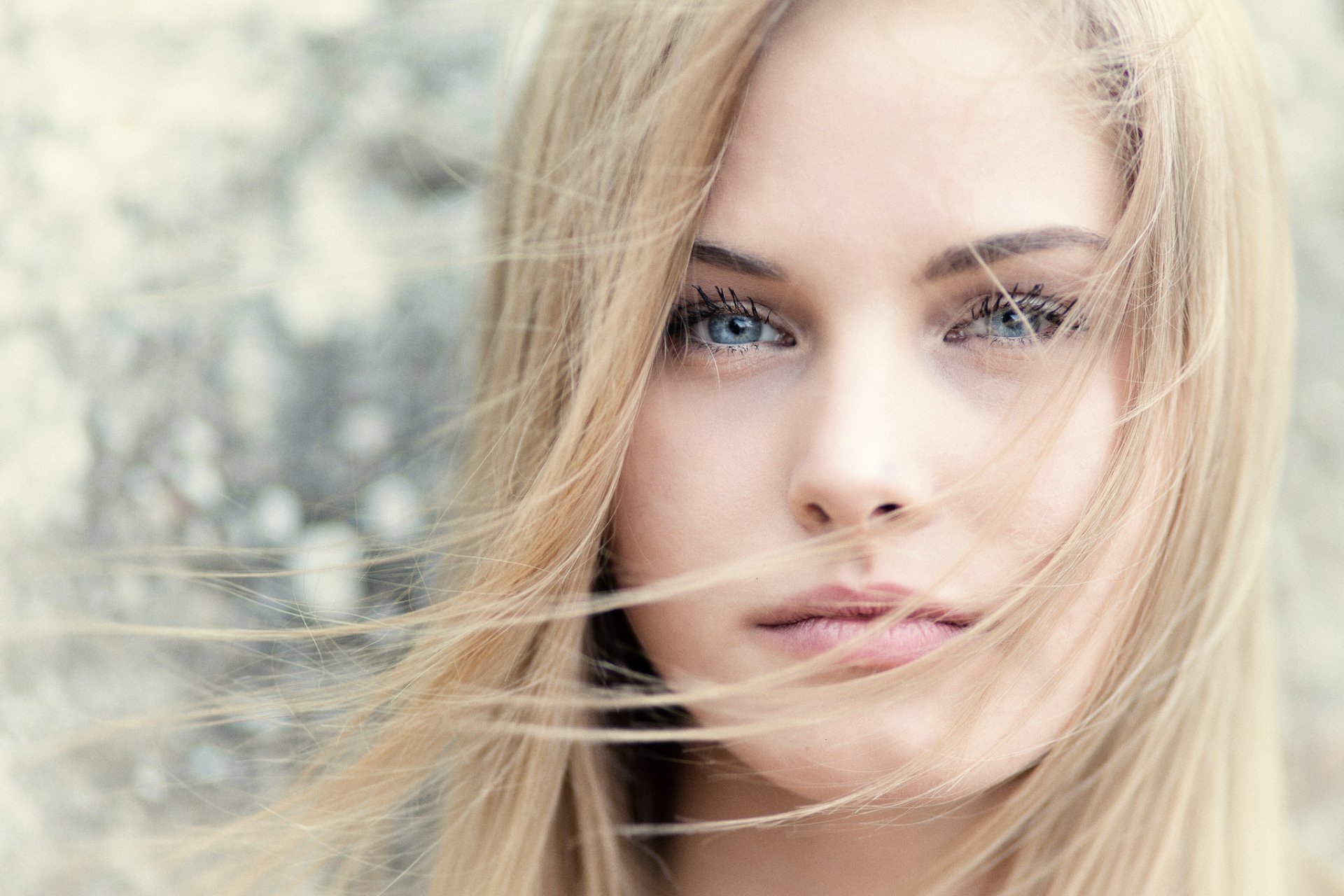 ragazza bionda viso capelli ritratto bokeh
